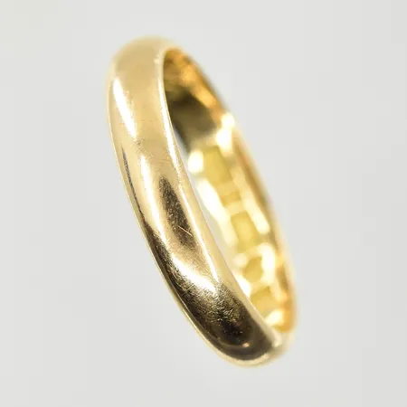 Ring, stl 18¼, bredd 4 mm, gravyr, 18K. Vikt: 4,3 g