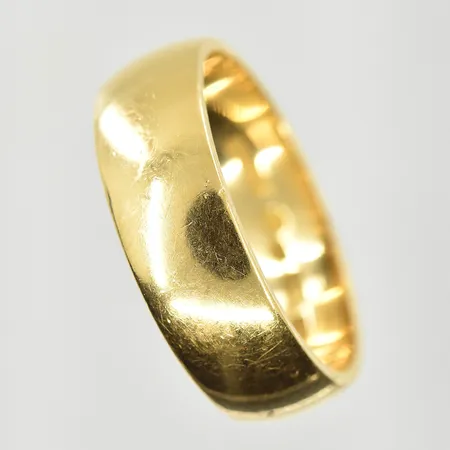 Ring, stl 21¼, bredd 7 mm, gravyr, 18K. Vikt: 11 g