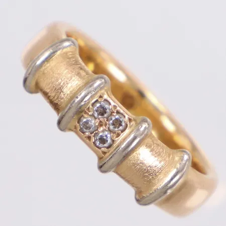Ring, stl 17¾, bredd 4,7mm, vita stenar, tvåfärgad, 18K  Vikt: 8,1 g