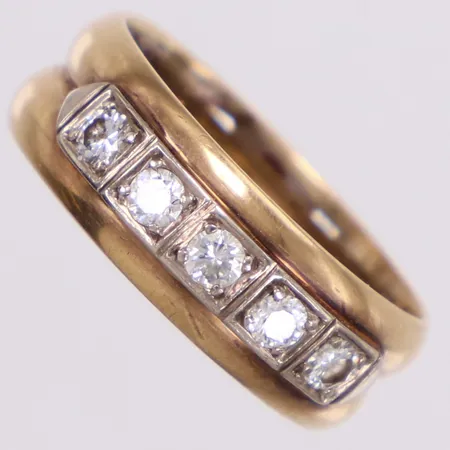 Ring med briljantslipade diamanter ca 0,25ctv, stl 17½, bredd 6,8mm, 18K Vikt: 6,7 g