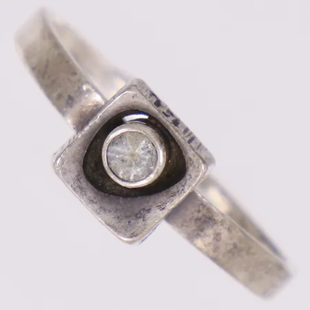 Ring med vit sten, justerbar storlek, bredd 7,4mm, Karl Laine, år 1982, Finland, lätt skev, 925/1000 silver Vikt: 2,1 g