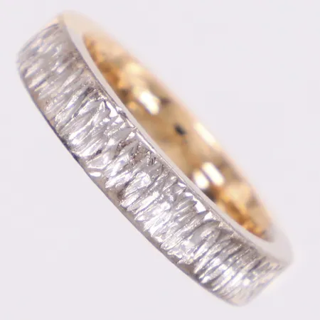 Ring, mönstrad, stl 15½, Engs Guldatelje, Stockholm, år 1998, gravyr, rödguld/vitguld, 18K Vikt: 6,6 g