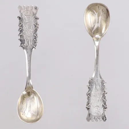 2 mockaskedar, längd 10cm, samisk dekor, C.O Persson, Haparanda, ca 1958, repor Vikt: 22,8 g