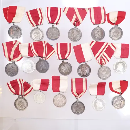 2 medaljer, guldfärgade, 19 medaljer, silverfärgade, 11 medaljer, bronsfärgade,  Fredrikshovs idrottsförening, röd/vita ripsband, ograverade. Föreningen bildades i Stockholm 1901.