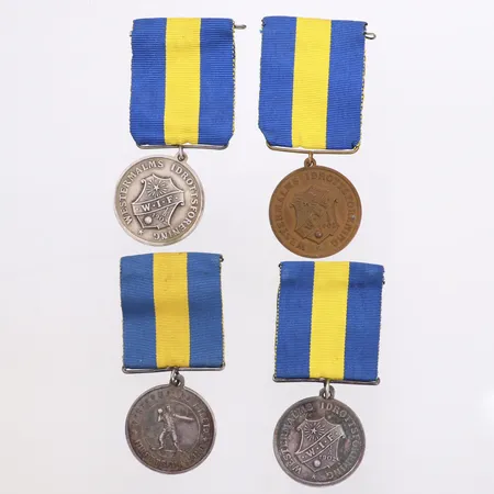 3 medaljer, silverfärgade, 1 medal, bronsfärgad, Westermalms idrottsförening blå/gula ripsband, ograverade. Föreningen bildades i Stockholm 1902.