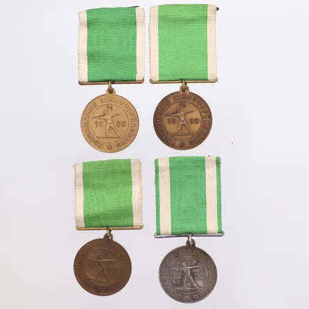 1 medalj, silverfärgad, 3 medaljer, bronsfärgade, Östermalms Idrottsförening, grön/vita ripsband, ograverade. Föreningen bildades i Stockholm 1899.