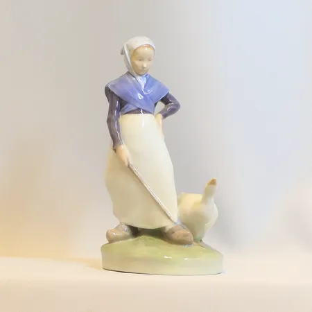 Figurin Royal Copenhagen, Kvinna med gås, modell nr 528, signerad ZV, höjd 18 cm, smärre slitage  Vikt: 0 g
