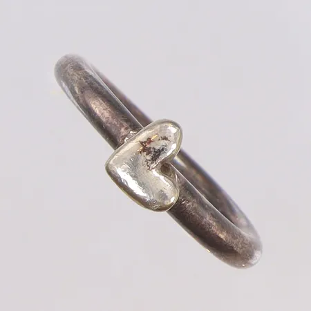 Ring med hjärta, stl 17½, bredd 3-7mm, Silver 925/1000  Vikt: 5,2 g