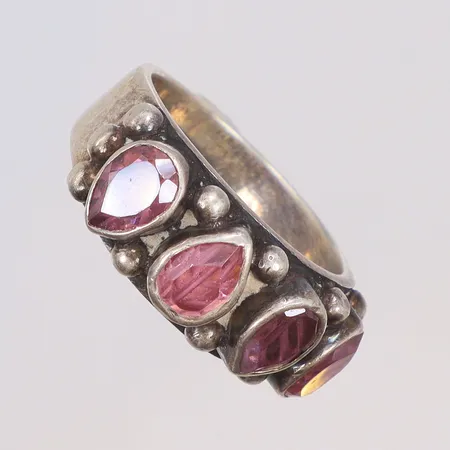 Ring med rosa stenar, stl 18¼, bredd 5-9mm, KUMKUM, Silver 925/1000 10,5g Vikt: 10,5 g