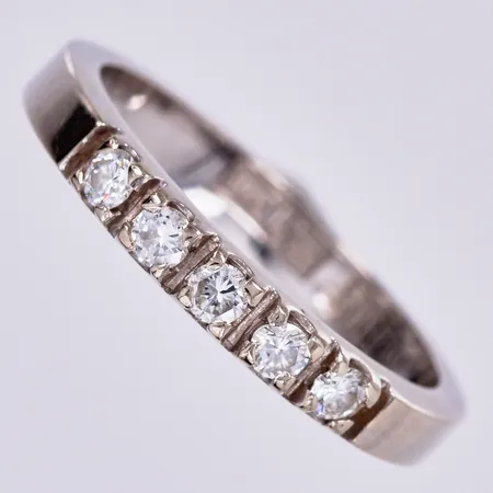 Ring med diamanter ca 5x0,05ct, BEH Bengt Hallberg Guldsmeds AB 1981, 17 ¾, bredd ca 3mm, 18K Vikt: 4,4 g