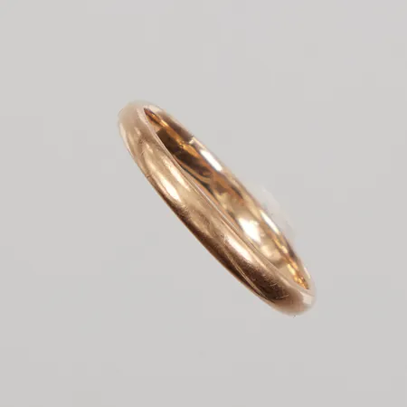 Ring stl 19½, bredd 2,8mm, lödningsmärke, gravyr, 18K Vikt: 2,9 g