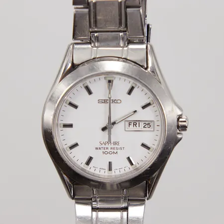 Herrur, Seiko Sapphire 100M, ca Ø38mm, Serienr:391531, V743-8B50, quartz, stål, dag/datum, Engelska-Tyska, viklås, repor på länk, batteribyte krävs, inga tillbehör.