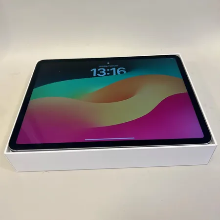 iPad Pro 11 tum, 4:e generationen, 256 GB, Wi-Fi + Cellular 5G, model: A2761, serienr: DQX23W674P, med laddare, kartong, OBS Låst till Apple-id