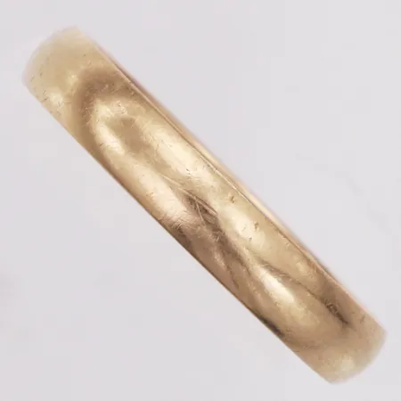 Ring, slät, Schalin, stl 20¾, bredd 3,9mm, gravyr, 18K Vikt: 4,1 g