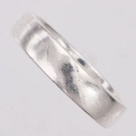 Ring, slät, stl 19¼, gravyr, 925/1000 silver Vikt: 5,2 g