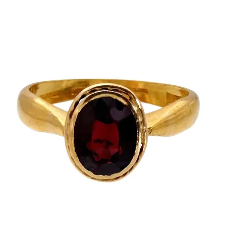 Antik Ring, 23K guld, Granat 6 x7,5 mm, Guldsmed Gustaf August Hultgren, Eskilstuna 1918, Ø 17,0 mm, bredd 2,5 - 9,5 mm, två nagg i stenen vid ytterkanterna Vikt: 4,5 g