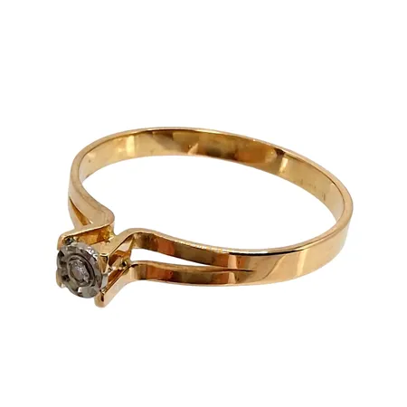 Ring, 18K guld, Diamant 0,005ct, Guldfynd (GFAB), svensk kontrollstämpel, Ø17½ mm, bredd 2 - 3,5 mm, fint skick Vikt: 1,5 g