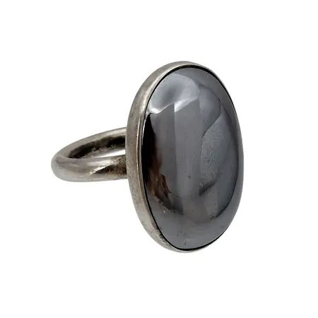 Ring, silver 925/1000, Hematit, Ø17,0 mm, bredd 3,2-26 mm, oidentifierad utrikisk tillverkarstämpel, fint skick Vikt: 8,3 g