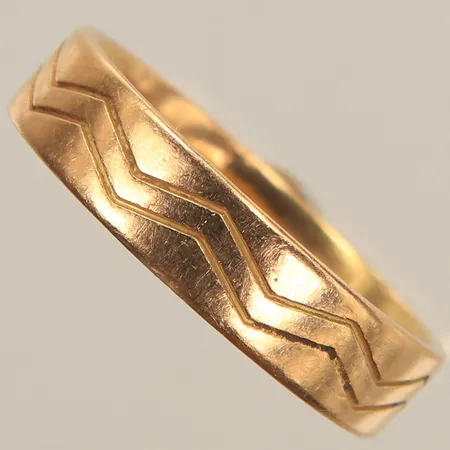 Ring mönstrad, stl 19¼, bredd 5mm, 18K 6,4g Vikt: 6,4 g