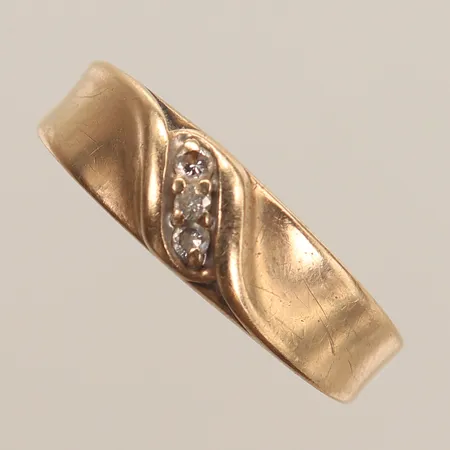 Ring med diamanter totalt ca 0,04ct, stl 19, bredd 2-4mm, 14K Vikt: 3,4 g