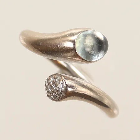 Ring med diamanter, totalt ca 0,08ct, samt ljus sten, stl 16¼, bredd 2-10mm, vitguld, 18K Vikt: 10 g