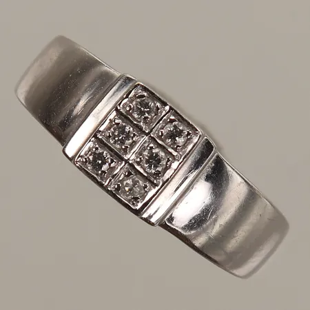 Ring med diamanter totalt ca 0,06ct, stl 16¾, bredd 2-5mm, vitguld, 18K Vikt: 2,6 g