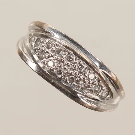 Ring med diamanter totalt 0,14ct, stl 14½, vitguld, 18K Vikt: 4,2 g