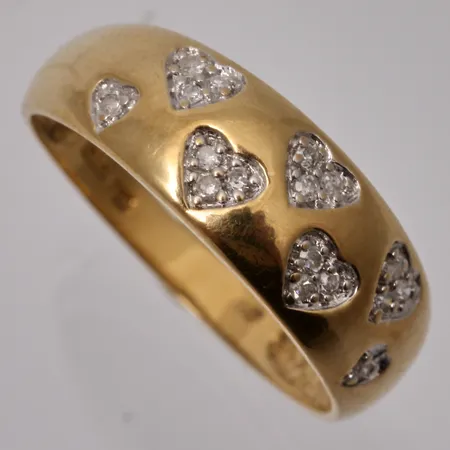 Ring i 18K guld, stl 17, bredd 2,4-6,7mm, 17st små diamanter, 0,10ct, 8/8 slipade, tillverkad av Guldfynd, vikt 2,95g.