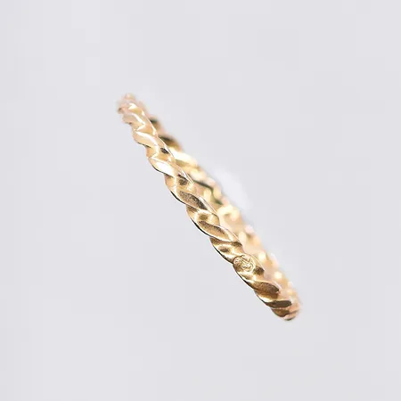 Ring, stl 17½, bredd 2 mm, 18K. Vikt: 1 g