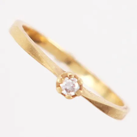 Ring med diamant 1 x0,05ct, stl 16¾, bredd 1,5- 3mm, 18K Vikt: 1,9 g