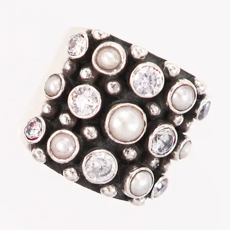 Ring Kumkum med pärlor och stenar, stl 17¼, bredd 12-20mm, silver 925/1000 Vikt: 20,8 g