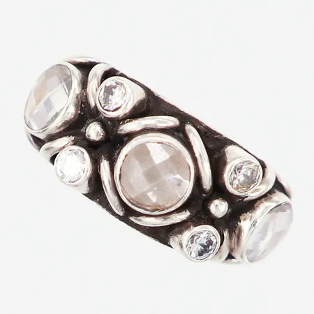 Ring Kumkum med vita stenar, stl 15½, bredd 6-12mm, justerbar skena, silver 925/1000 Vikt: 10,7 g