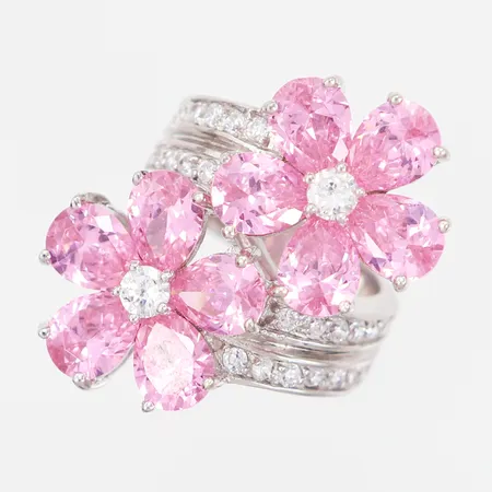 Ring med rosa och vita stenar i form av blommor, stl 17¼, bredd 5,5-30mm, silver 925/1000 Vikt: 14 g