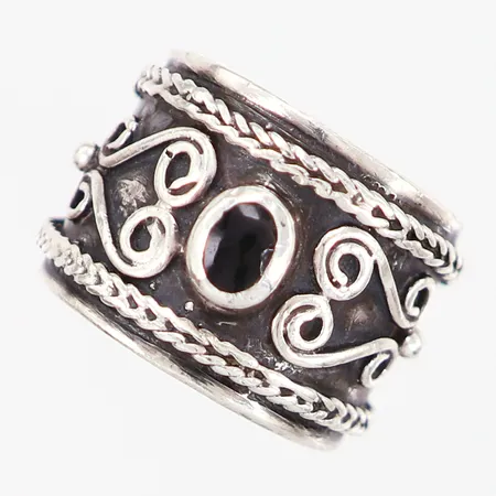 Ring mönstrad med svart sten, stl 16½, bredd 13-16mm, GHA, silver 925/1000 Vikt: 7,5 g