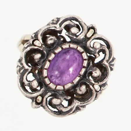 Ring med ametist, stl 16, bredd 1,5-18mm, genombruten mönstrad dekor, silver 835/1000 Vikt: 6,8 g