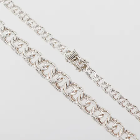 Collier Bismarck, Guldfynd AB, längd 43 cm, bredd 4.6-9.7 mm, silver. Vikt: 21,7 g