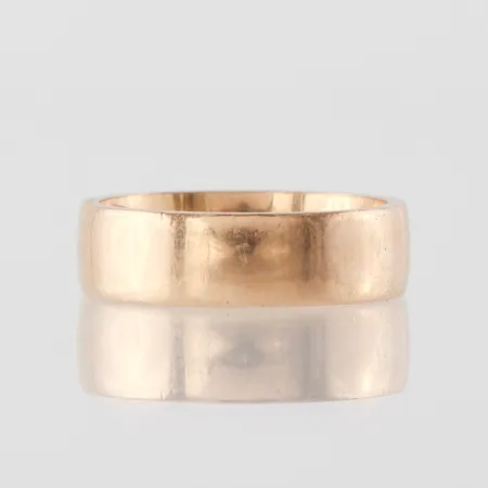 Ring slät, gravyr, storlek 15 ½ mm, bredd 5.5 mm, 18k. Vikt: 6,4 g