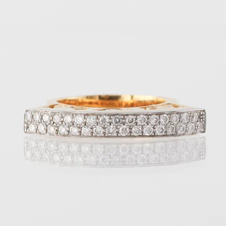 Ring med diamanter ca 32x0,02ct, storlek 17 ½ mm, bredd 4-4.3 mm, 18k. Vikt: 8,9 g