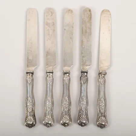 Fem knivar med silverblad, Gustaf Theodor Folcker, Stockholm, 1848, dekor av snäckformationer, monogram, längd 20,5cm, bruks- och åldersbetingat slitage, silver. Vikt: 257,6 g