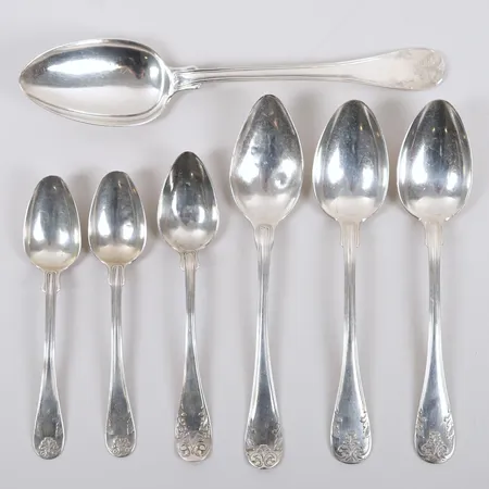 Sju skedar, olika storlekar, modell "Gammal Fransk", 1800- och 1900-tal, längd 14-21-5cm, slitage, två med slitna blad, gravyr, silver.  Vikt: 256,5 g