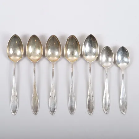 Skedar, olika storlekar, 10,5-12,5cm, mestadels CG Hallberg, Stockholm, gravyr, slitage, silver.  Vikt: 99,4 g