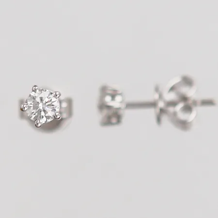 Ett par örhängen med briljantslipade diamanter 2 x ca 0,20ct, kvalitet ca W-TCr(H-I)/SI, stift, 18K vitguld Vikt: 1,8 g