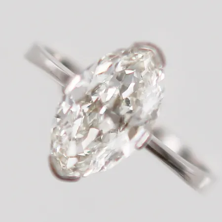 Ring med äldre navetteslipad diamant ca 2,40ct, kvalitet ca Cr-TCa(J-K)/VS2-SI1, nagg, stl: 18¾, flertalet sprickor i skenan, utländska stämplar, 18K vitguld, vikt 3,9gr, i ask. Vikt: 3,9 g