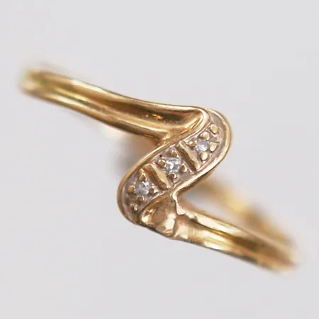 Ring med diamanter 3 x ca 0,005ct, stl 19, bredd 1,2-7mm, bucklig, 18K guld. Vikt: 1,2 g