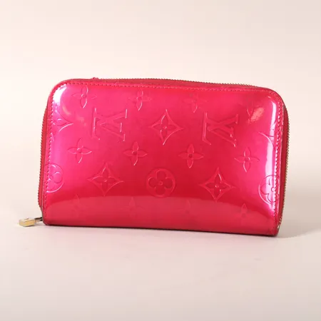 Plånbok, Louis vuitton, Zippy wallet pink, lackerat skinn med monogram, detaljer av guldfärgad metall, invändigt fack varav ett försett med dragkedja, enligt datumkod tillverkad 2008, Spanien, ca 17x10,5x2cm, slitage, ställvis hårt, fläckar. 