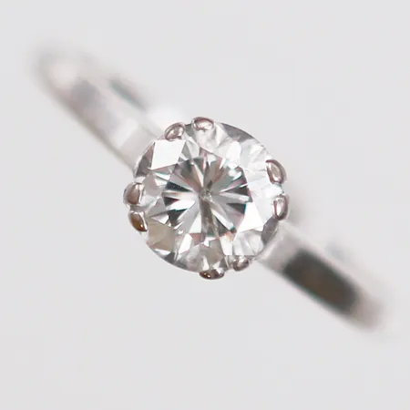 Ring med briljantslipad diamant ca 1,15ct, kvalitet ca W-TCr(H-I)/P1, stl: 19½, 18K vitguld Vikt: 2,8 g