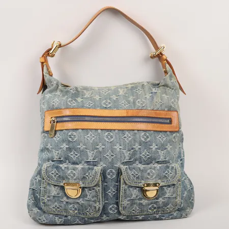 Väska, Louis Vuitton, denim med monogrammönster, ljusbruna skinndetaljer, invändigt fodrad med fack, modell M95048, enligt datumkod Frankrike, 2006, ca 36x35x9cm, bruksslitage.     Skickas med postpaket.