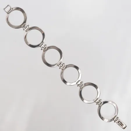 Armband, med dekor av ringar, längd 19½cm, bredd 25mm, silver Vikt: 20,7 g