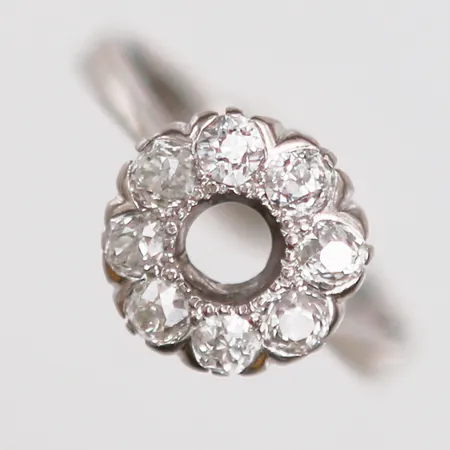 Ring med karmosering med gammalslipade diamanter, totalt ca 0,80ct, kvalitet ca W-Ca(H-K)/VS-SI, en sten saknas, stl: 16¾, tillverkad av Amie Lundberg Guldateljé, Stockholm 1980, 18K vitguld  Vikt: 4,1 g