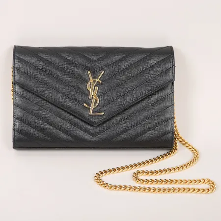 Väska, Yves Saint Laurent, Cassandre Chain wallet, svart läder, guldfärgad metall, ca 22x15x3cm, bruksslitage, repor, svaga fläckar invändigt, kvitto, dustbag.